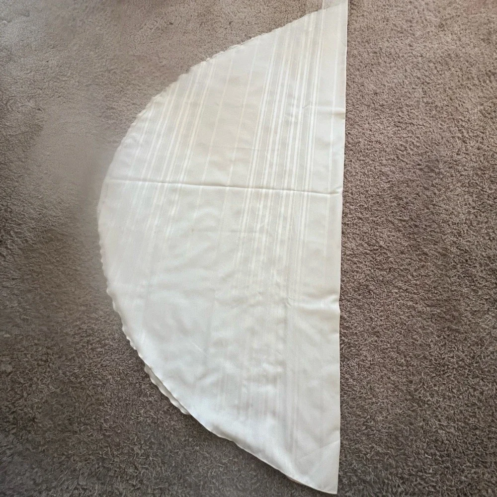 Vintage Round White Striped‎ Tablecloth 70 Inch Circular Textured Damask Pattern